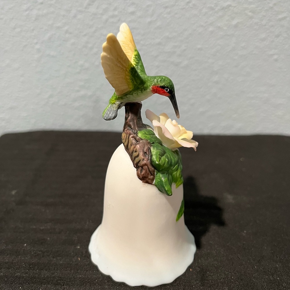 Vintage Porcelin Bird
Figurines Bell Flowers 3.5"
